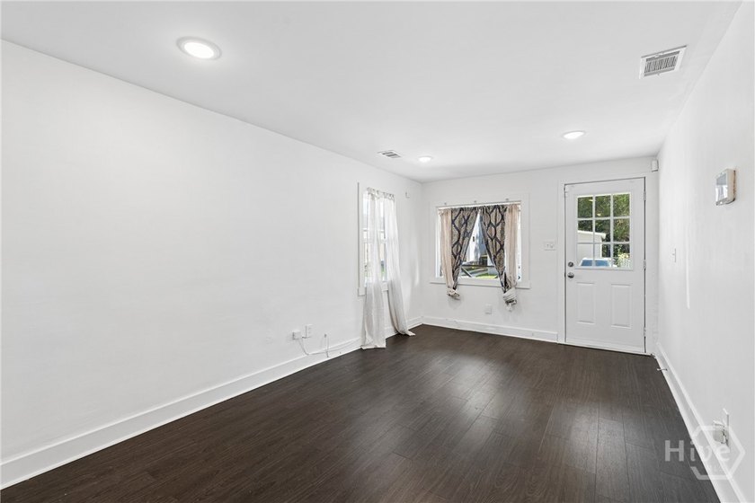 Beautifully restored bungalow featuring off-street parking, new - photo 4