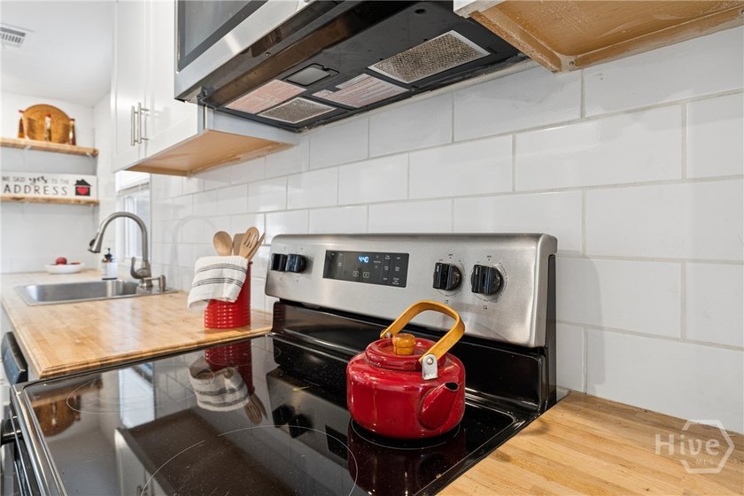 Beautifully restored bungalow featuring off-street parking, new - photo 6