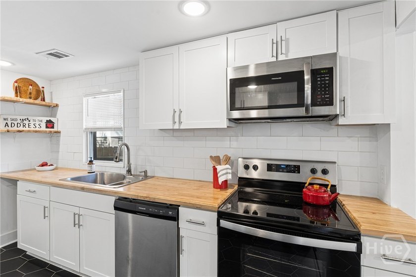 Beautifully restored bungalow featuring off-street parking, new - photo 8