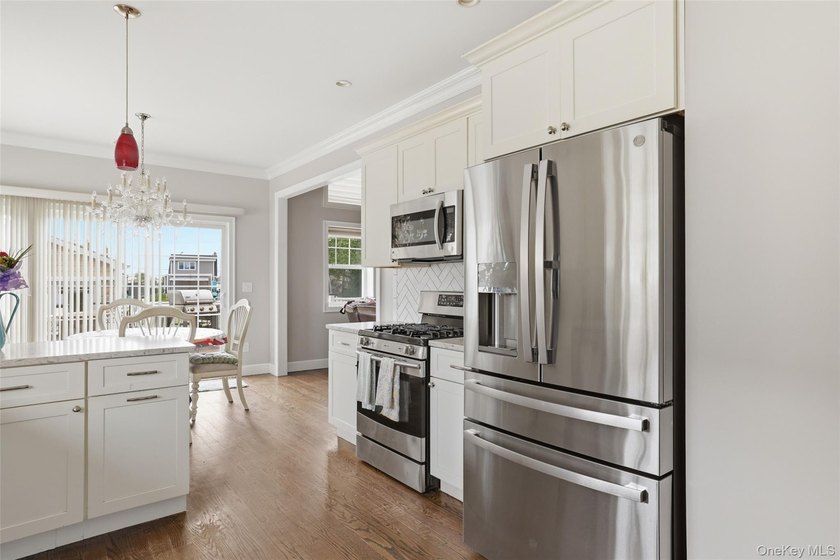 Welcome to 34 Meadow Lane in Amityville. This expansive - photo 11