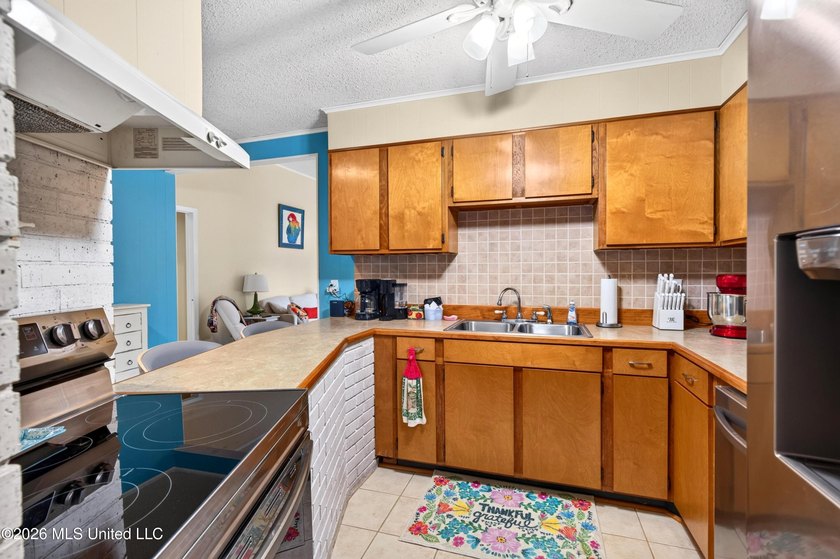 Welcome home to this charming property that's full of character - photo 12