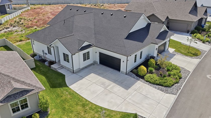 Come enjoy this like-new twin home. Located conveniently near - photo 2