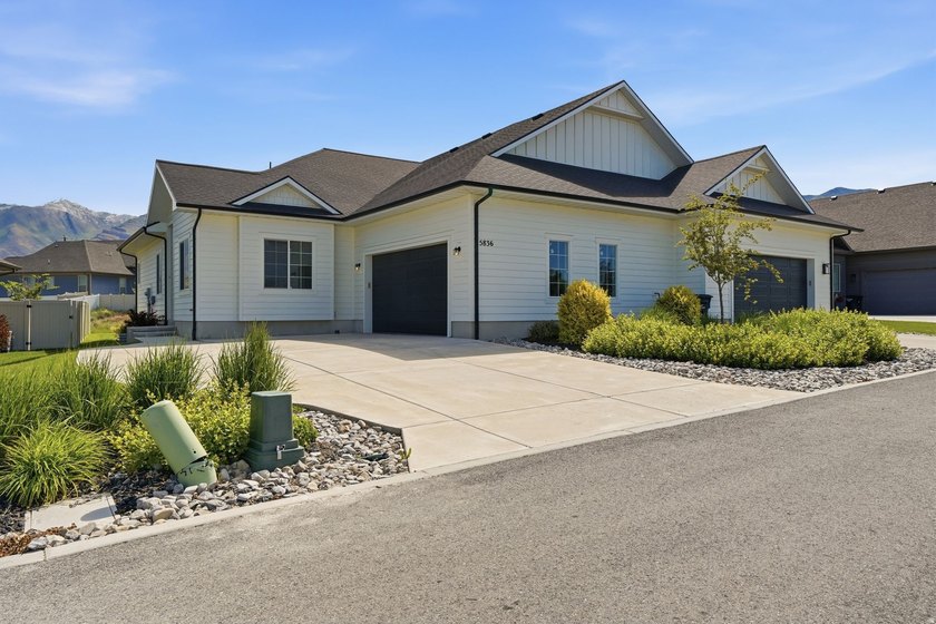 Come enjoy this like-new twin home. Located conveniently near - photo 3