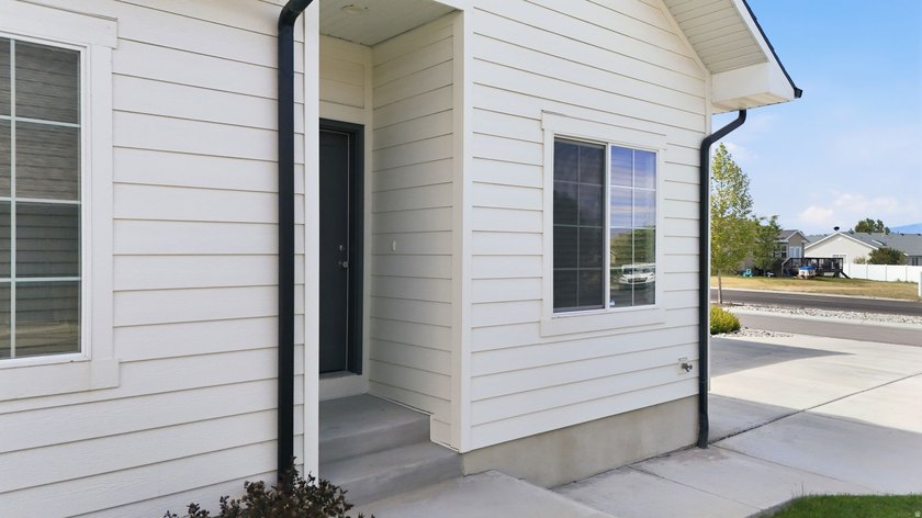 Come enjoy this like-new twin home. Located conveniently near - photo 5