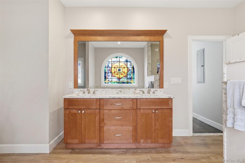 Welcome to 34 Meadow Lane in Amityville. This expansive - photo 19
