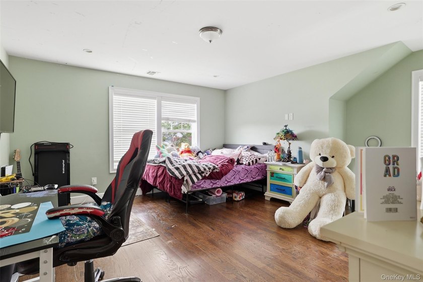 Welcome to 34 Meadow Lane in Amityville. This expansive - photo 21