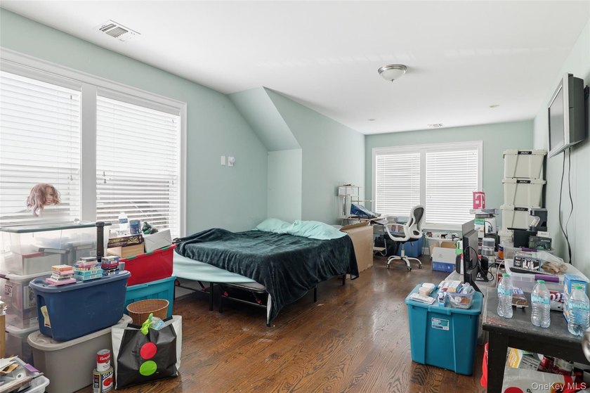 Welcome to 34 Meadow Lane in Amityville. This expansive - photo 25