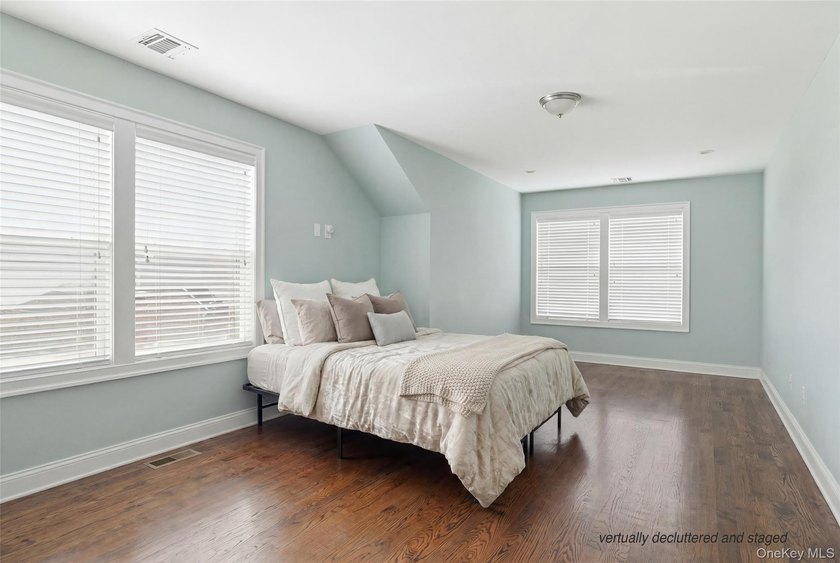Welcome to 34 Meadow Lane in Amityville. This expansive - photo 26