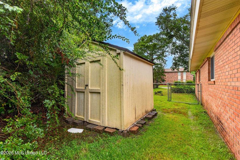 Welcome home to this charming property that's full of character - photo 27