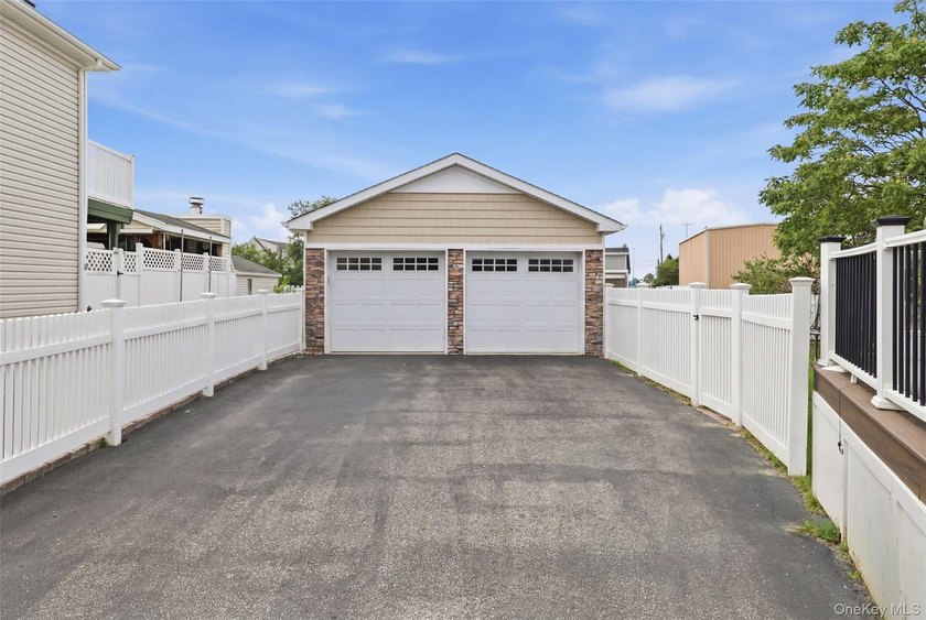Welcome to 34 Meadow Lane in Amityville. This expansive - photo 27