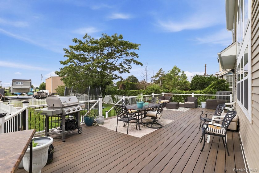 Welcome to 34 Meadow Lane in Amityville. This expansive - photo 28