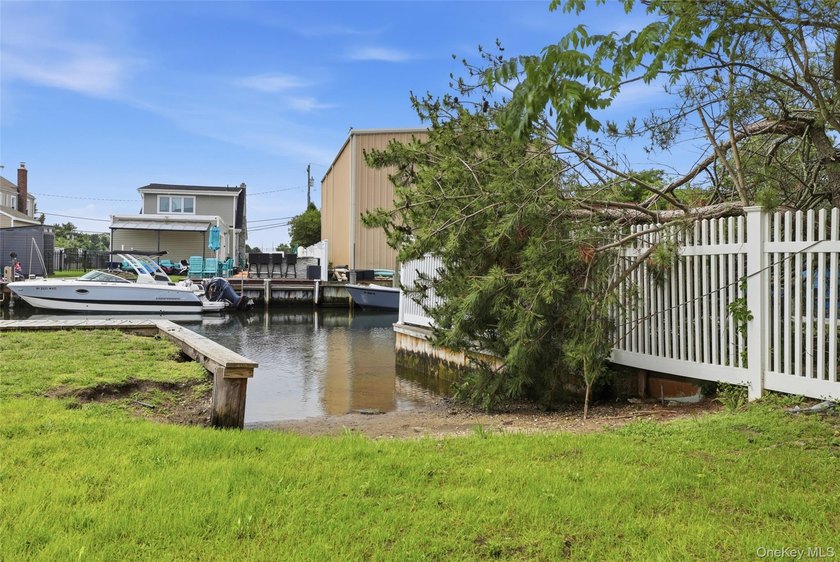 Welcome to 34 Meadow Lane in Amityville. This expansive - photo 30