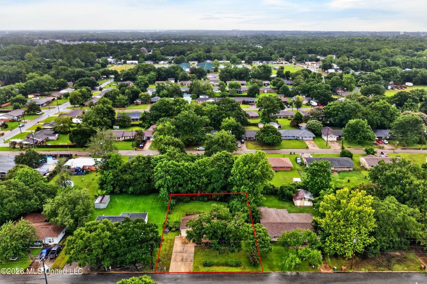Welcome home to this charming property that's full of character - photo 31