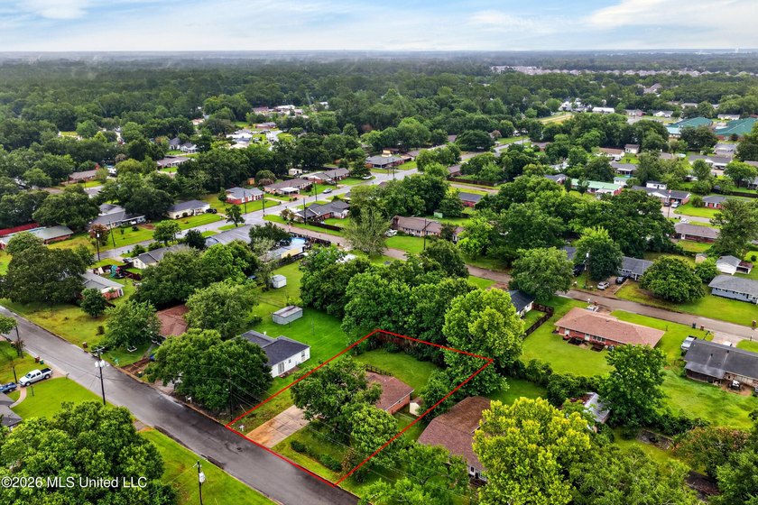 Welcome home to this charming property that's full of character - photo 32