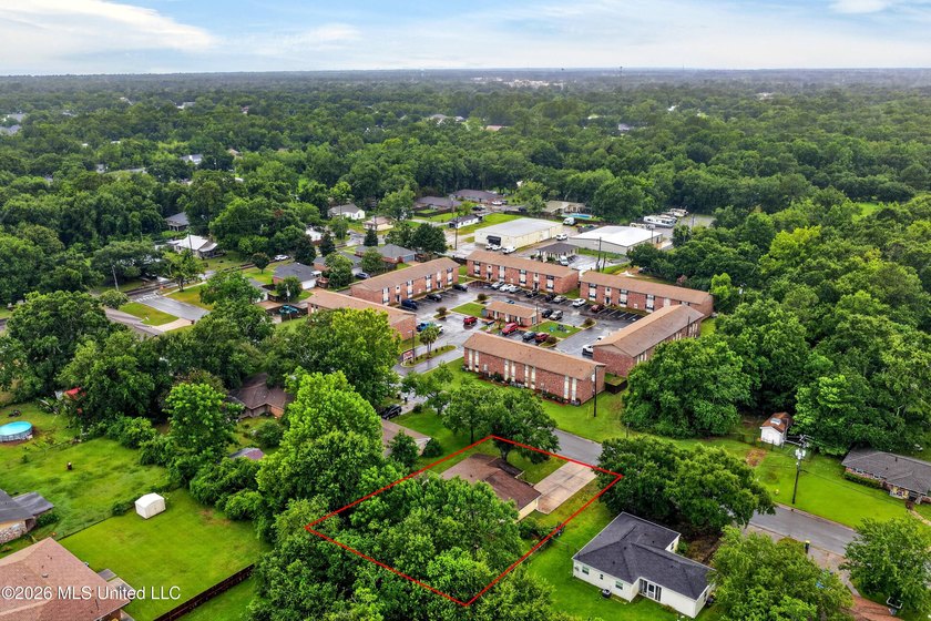 Welcome home to this charming property that's full of character - photo 34