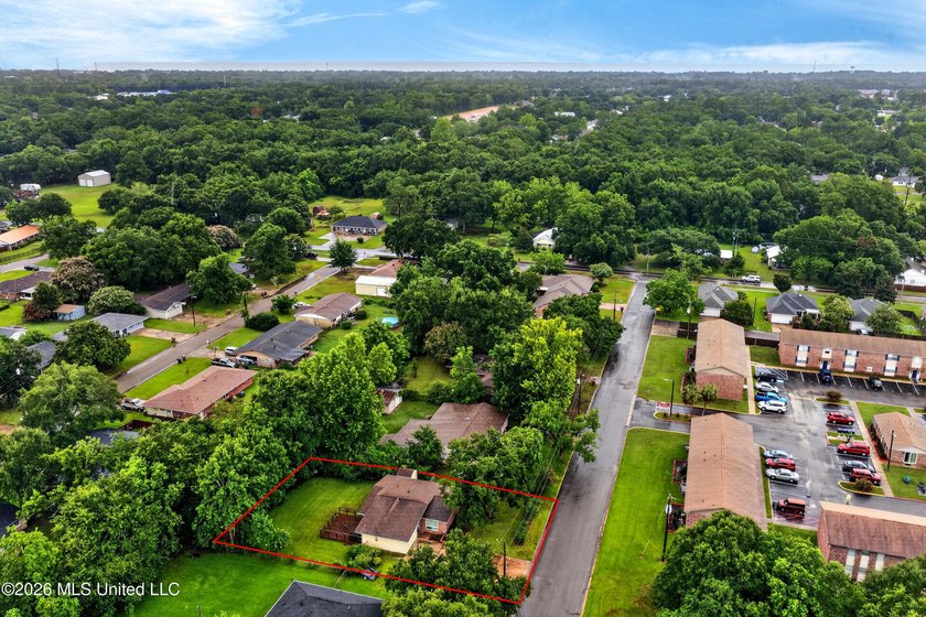 Welcome home to this charming property that's full of character - photo 35