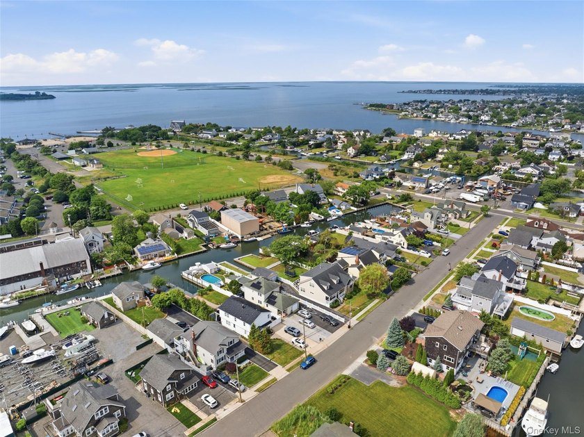 Welcome to 34 Meadow Lane in Amityville. This expansive - photo 35