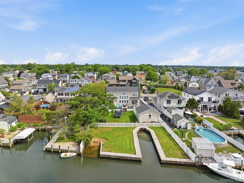 Welcome to 34 Meadow Lane in Amityville. This expansive - photo 36