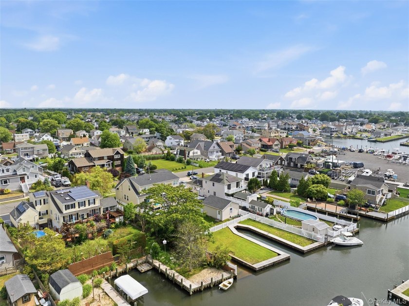 Welcome to 34 Meadow Lane in Amityville. This expansive - photo 37