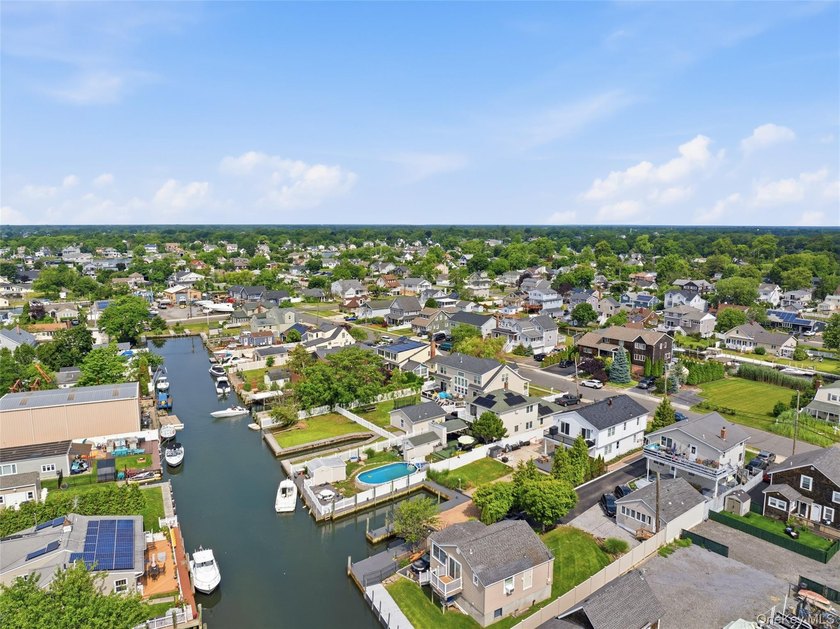 Welcome to 34 Meadow Lane in Amityville. This expansive - photo 38