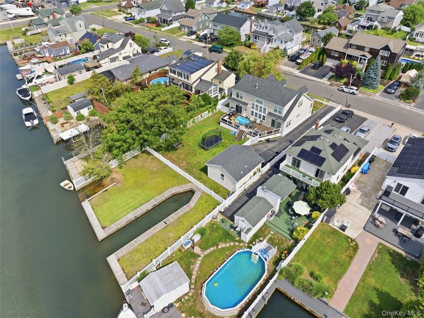 Welcome to 34 Meadow Lane in Amityville. This expansive - photo 39