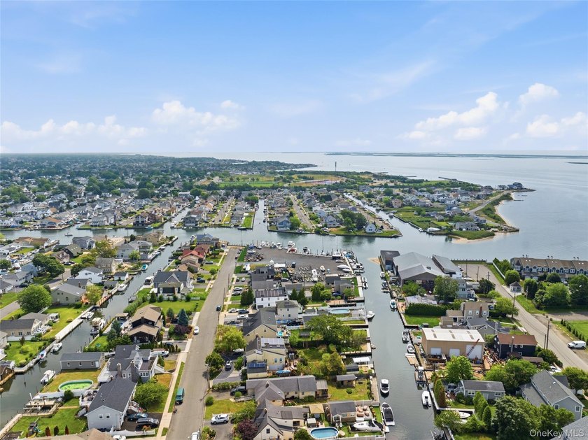 Welcome to 34 Meadow Lane in Amityville. This expansive - photo 43