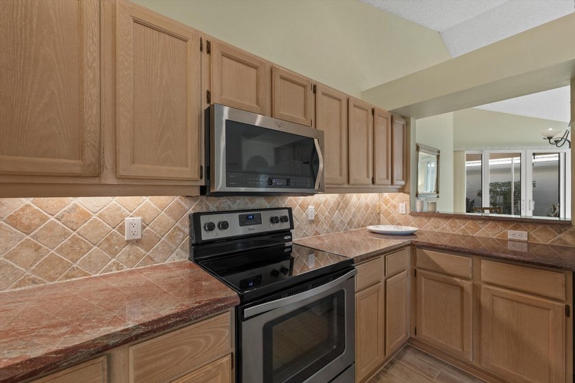 Scenic lakeview home in Breakers West, a guard-gated club - photo 8