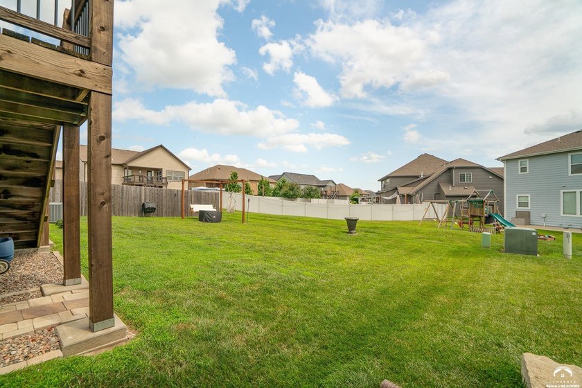 Welcome home to this stunning Kettler-built ranch in desirable - photo 32
