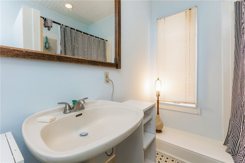 Located in the charming Del Mar historic subdivision you will - photo 21
