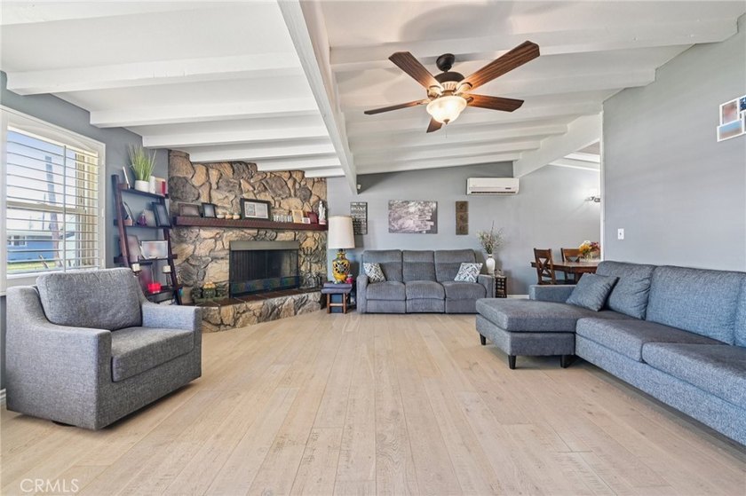 Beautifully maintained 3-bedroom/1.5-bathroom home offering a - photo 4