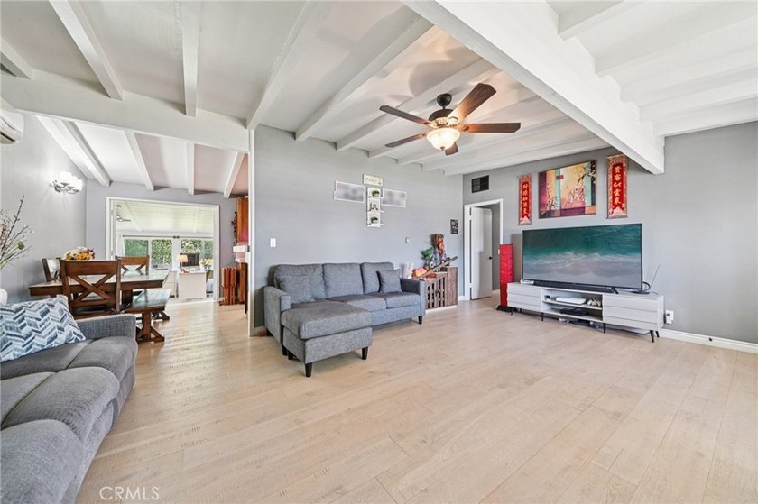 Beautifully maintained 3-bedroom/1.5-bathroom home offering a - photo 5