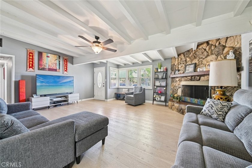 Beautifully maintained 3-bedroom/1.5-bathroom home offering a - photo 6