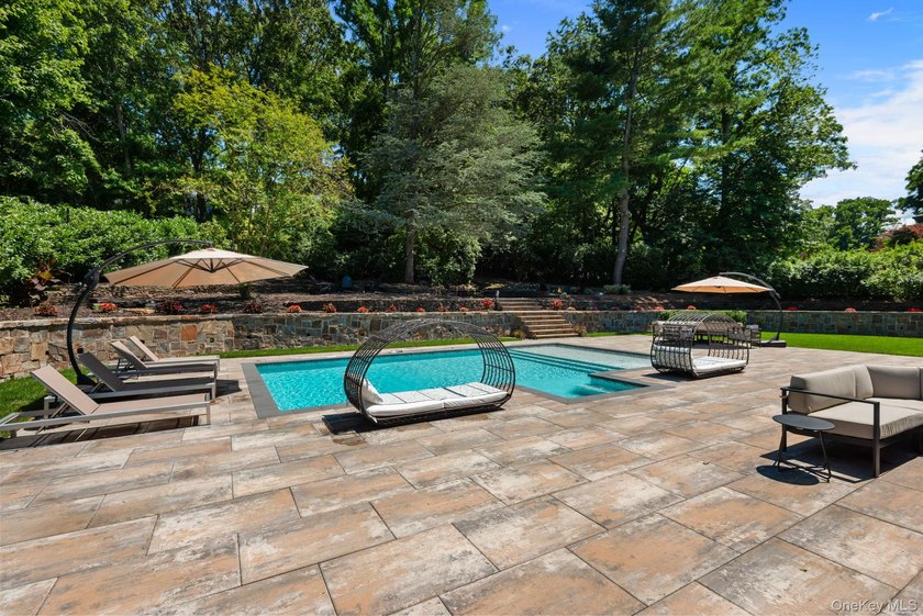 Welcome to this extraordinary Tuscan-inspired estate, gracefully - photo 11