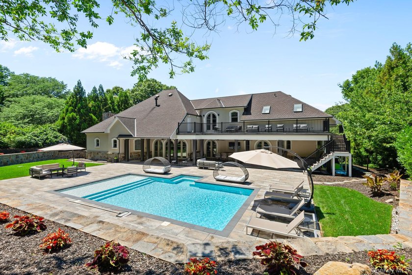 Welcome to this extraordinary Tuscan-inspired estate, gracefully - photo 13