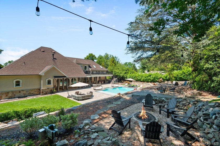 Welcome to this extraordinary Tuscan-inspired estate, gracefully - photo 14