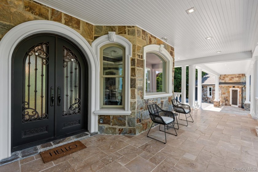 Welcome to this extraordinary Tuscan-inspired estate, gracefully - photo 18