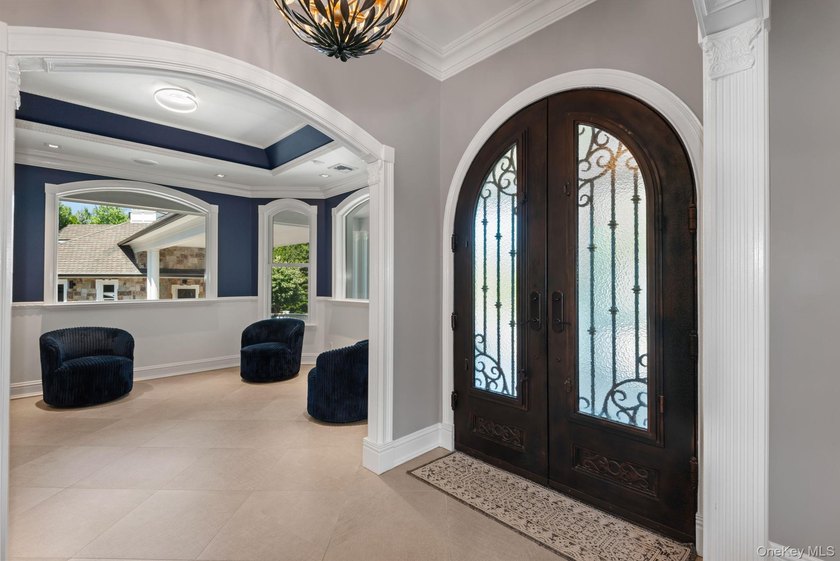 Welcome to this extraordinary Tuscan-inspired estate, gracefully - photo 19