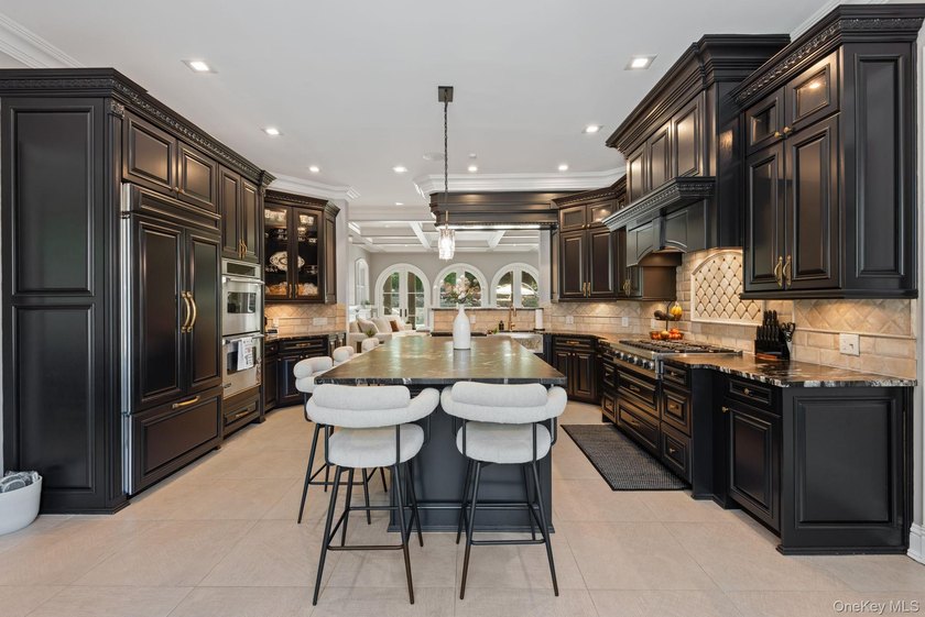 Welcome to this extraordinary Tuscan-inspired estate, gracefully - photo 23