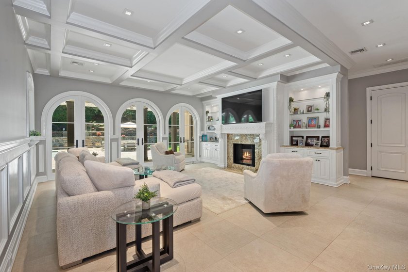 Welcome to this extraordinary Tuscan-inspired estate, gracefully - photo 24