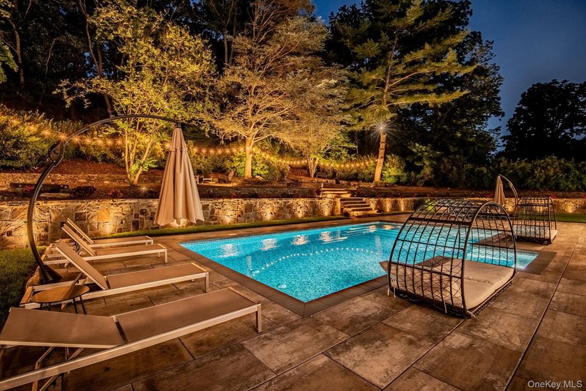 Welcome to this extraordinary Tuscan-inspired estate, gracefully - photo 46