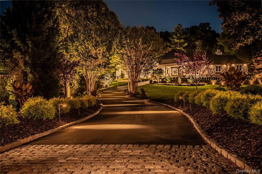 Welcome to this extraordinary Tuscan-inspired estate, gracefully - photo 50