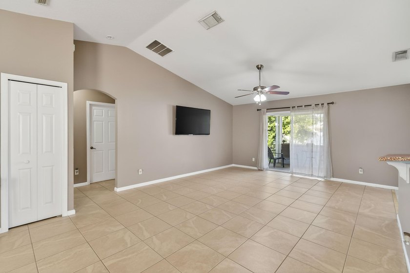 Beautifully maintained 3-bedroom, 2-bath home featuring a NEW - photo 5