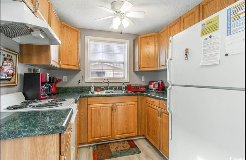 Bright &amp; cheery 2BR/1BA beach cottage, 2024 ROOF &amp; HVAC. Located - photo 11