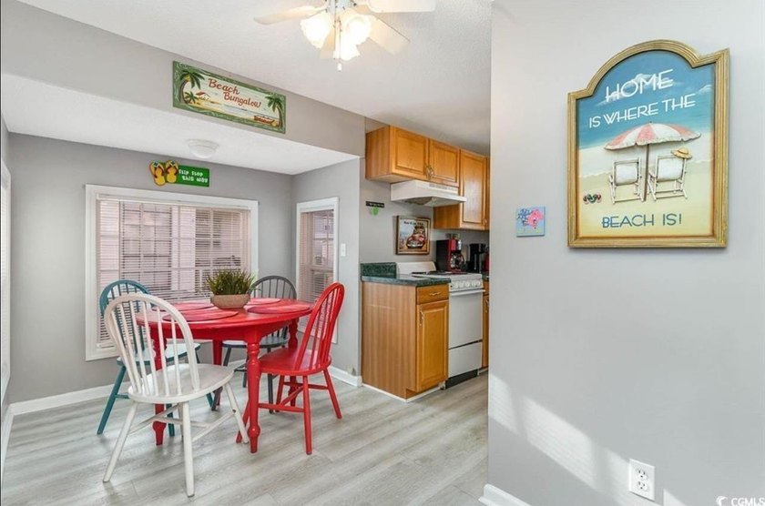 Bright &amp; cheery 2BR/1BA beach cottage, 2024 ROOF &amp; HVAC. Located - photo 15