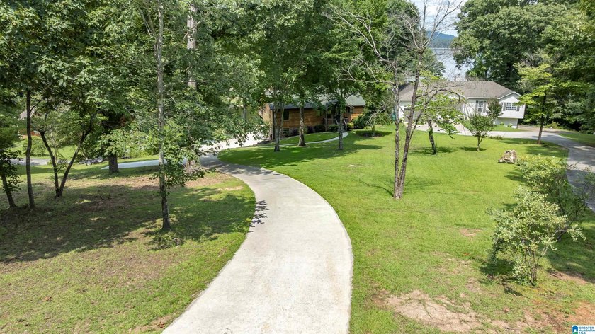 Great location, even better lake views! This move-in ready home - photo 2