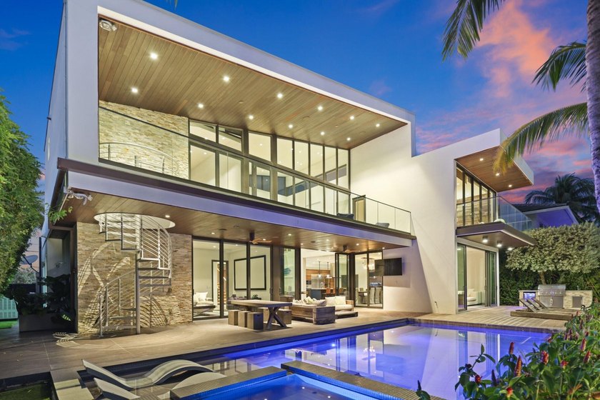 Stunning contemporary 5-bedroom + office waterfront residence - photo 2