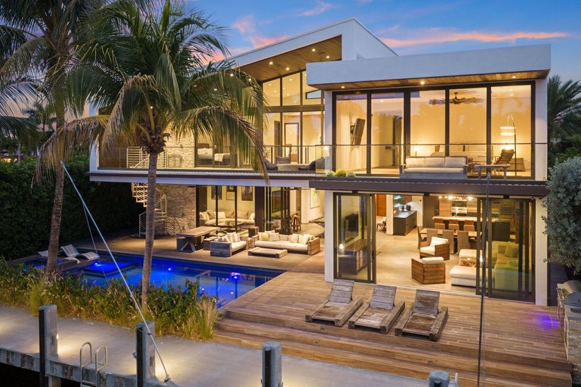 Stunning contemporary 5-bedroom + office waterfront residence - photo 3