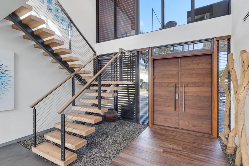 Stunning contemporary 5-bedroom + office waterfront residence - photo 6