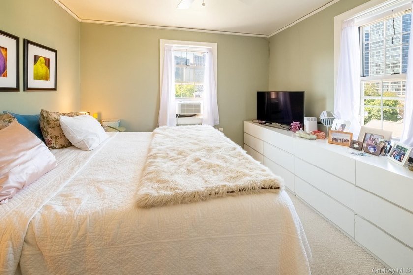 Step into this sun-filled one-bedroom in Beauchamp Gardens, a - photo 12
