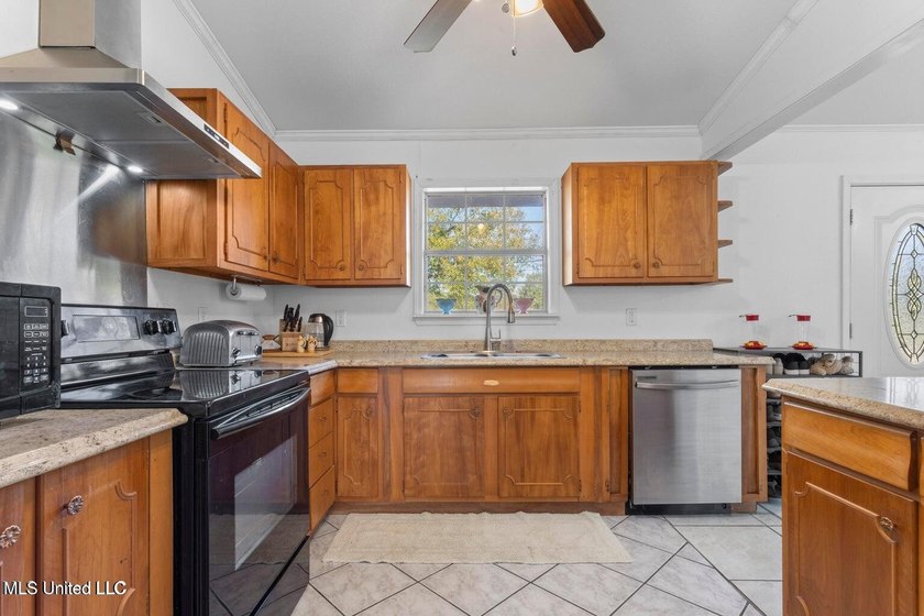 Wow! You'll LOVE this Rare Find in a NON-Flood Zone, Centrally - photo 21